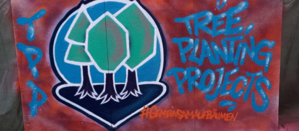 Graffiti mit dem Logo von TreePlantingProjects und dem Hashtag gemeinsam aufbäumen