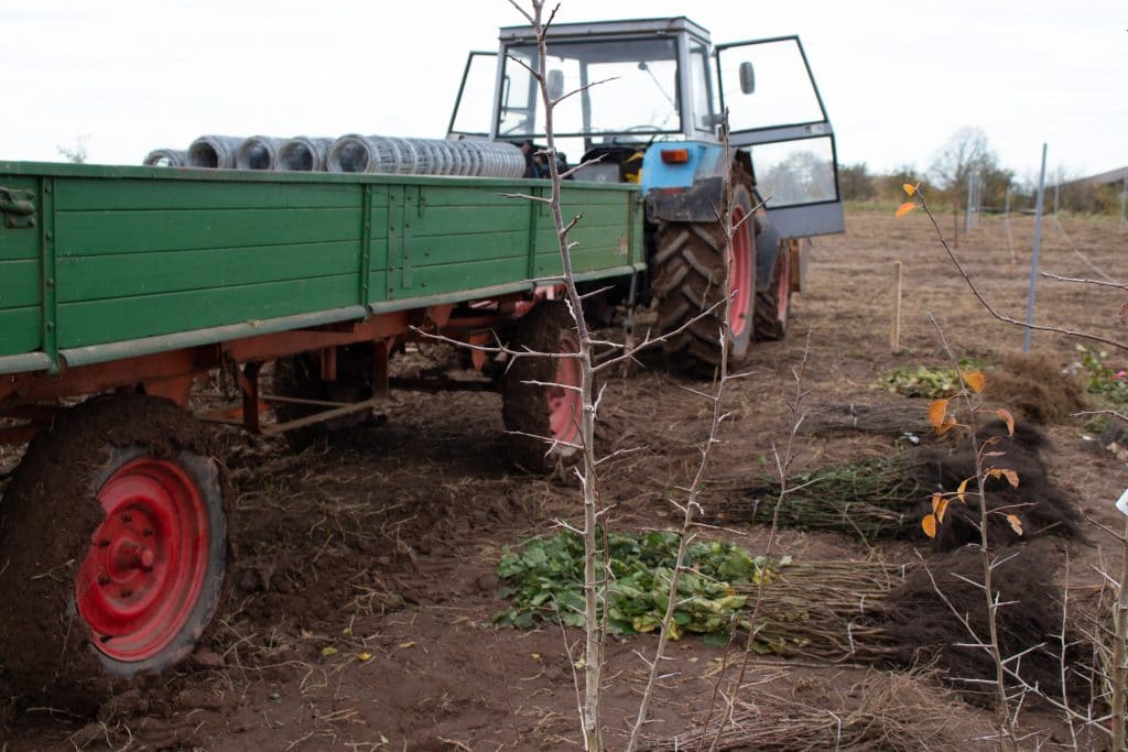Traktor mit Zaunmaterial zum Schutz der Streuobstwiese