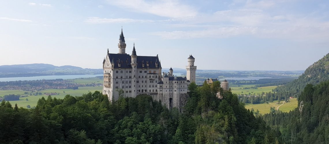Schloss Neuschwanstein mit Seen im Hintergrund