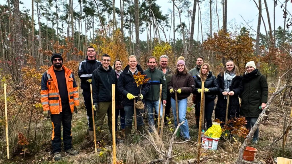 >> Ein Klimawald entsteht – wie junge Menschen und engagierte Gemeinden unsere Zukunft pflanzen << 2 klimawald zukunfsbäume sparkasse fürth, Amt für Ernährung, Landwirtschaft und Forsten Fürth-Uffenheim