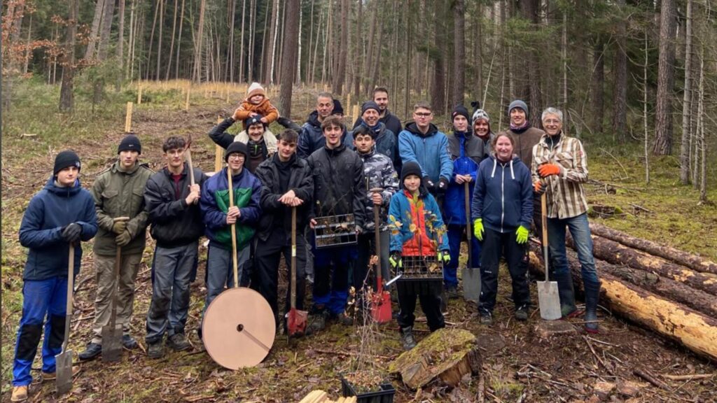 >> Ein Klimawald entsteht – wie junge Menschen und engagierte Gemeinden unsere Zukunft pflanzen << 1 Tpp Pflanzaktion muhr am see fotografin margit zeissner
