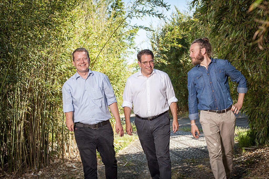 Weihnachten mit Sinn – wie unsere XMAS-Aktion mit Die UmweltDruckerei zum Erfolg wurde 5 ╕ dieUmweltDruckerei Von links nach rechts GF Johannes Harms und Philipp Benatzky und Leiter Nachhaltigkeit und Kommunikation Dr. Kevin Riemer